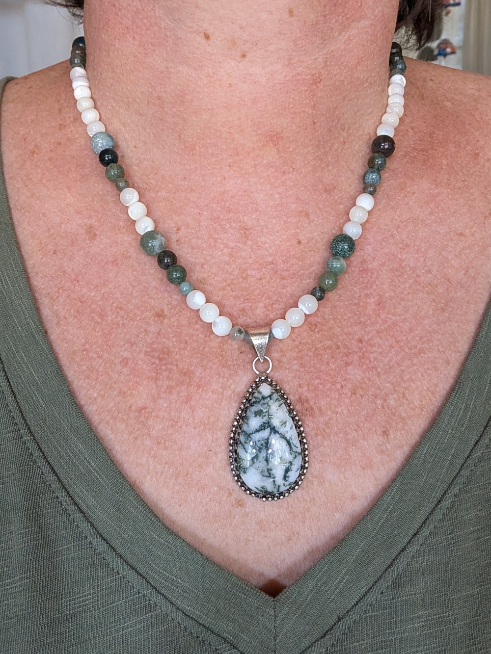 Handmade Green and White Teardrop Pendant Beaded Necklace